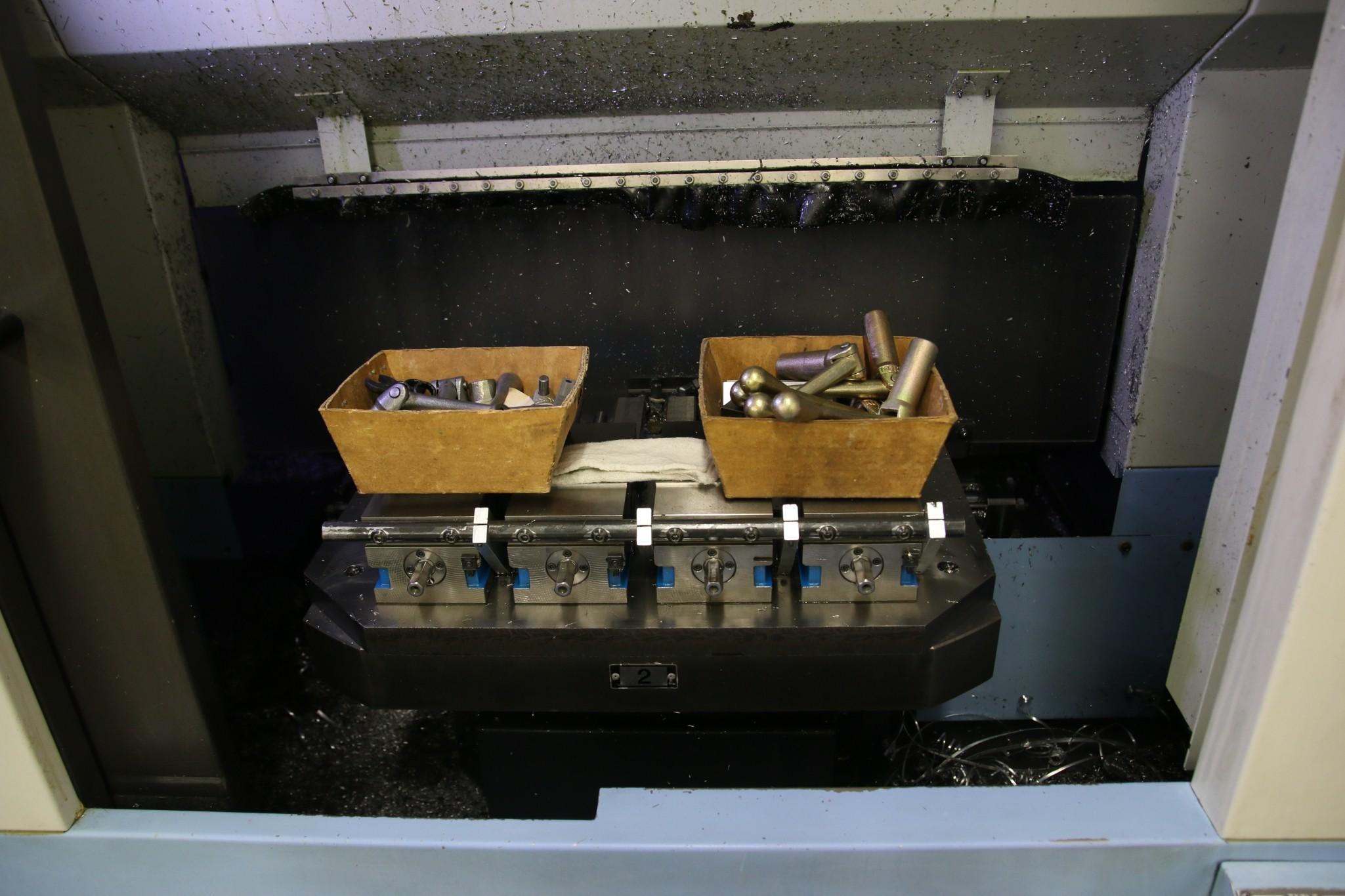 2012 DOOSAN DT 360D 40 TAPER CNC DUAL PALLET DRILL AND TAP, WITH 8 KURT VISES - Image 5