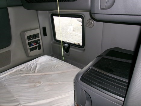 International “LT625” Sleeper Cab (2022) - Image 17