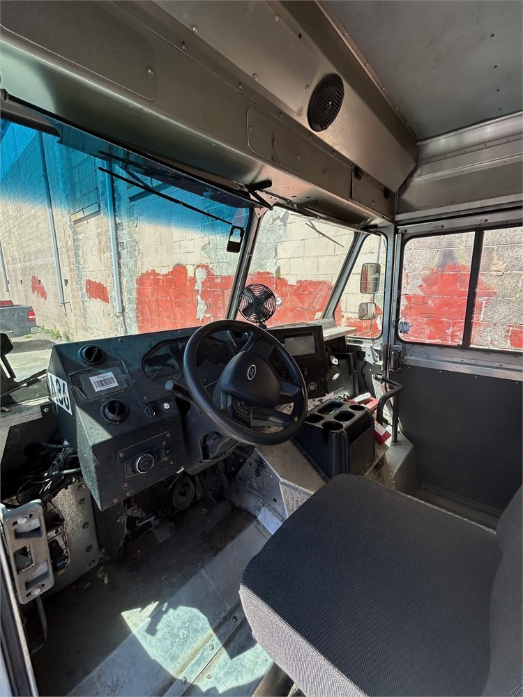 Ford E450 Step Van (2021) - Image 3