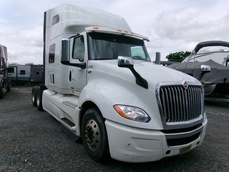 International “LT625” Sleeper Cab (2022) - Image 2