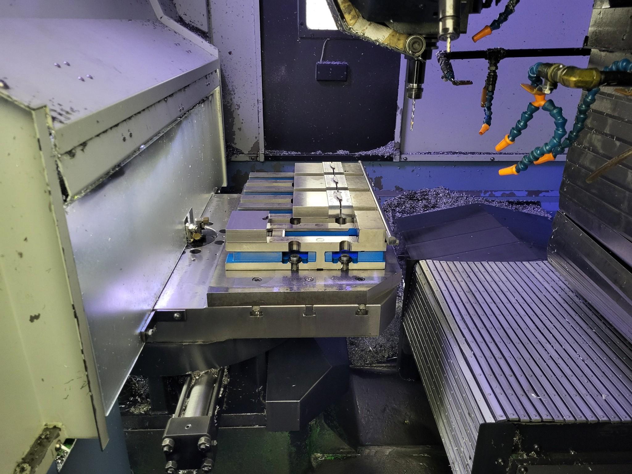 2012 DOOSAN DT 360D 40 TAPER CNC DUAL PALLET DRILL AND TAP, WITH 8 KURT VISES - Image 7