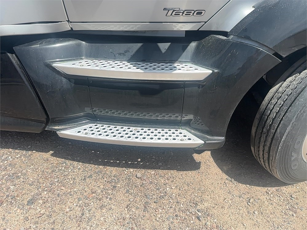 Kenworth “T680” Sleeper (2017) - Image 9