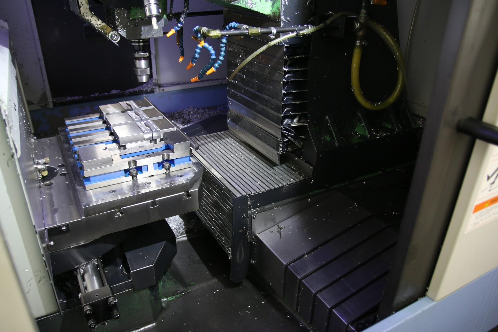 2012 DOOSAN DT 360D 40 TAPER CNC DUAL PALLET DRILL AND TAP, WITH 8 KURT VISES - Image 8