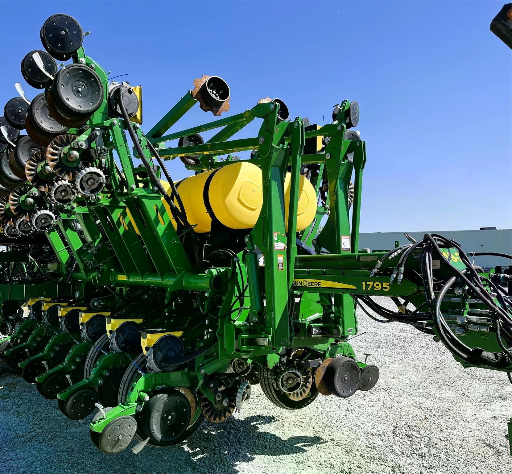 JOHN DEERE 1795 Planter from 2019 - Image 3