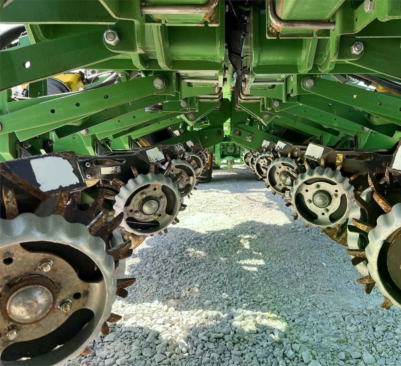 JOHN DEERE 1795 Planter from 2019 - Image 13