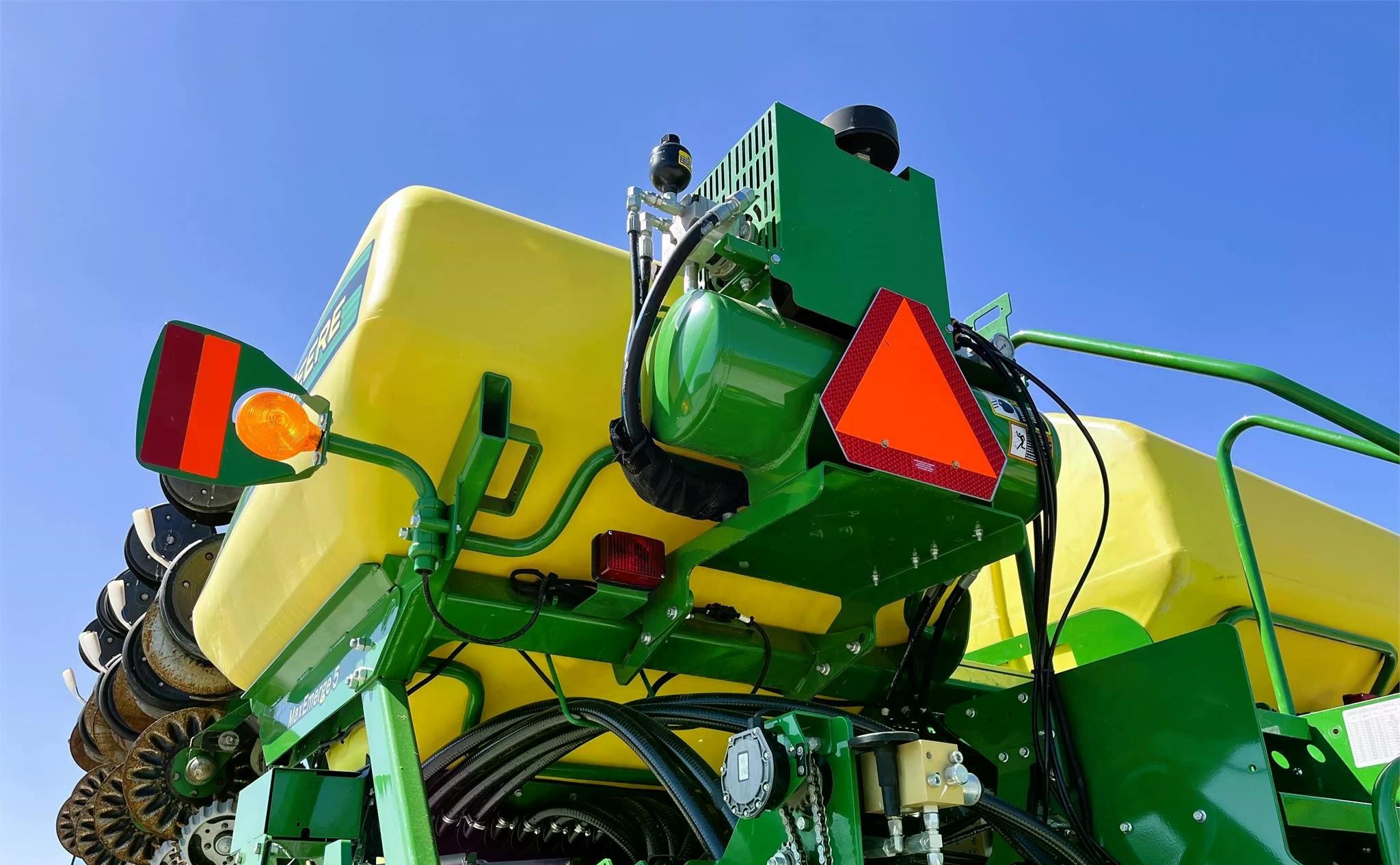 JOHN DEERE 1795 Planter from 2019 - Image 15