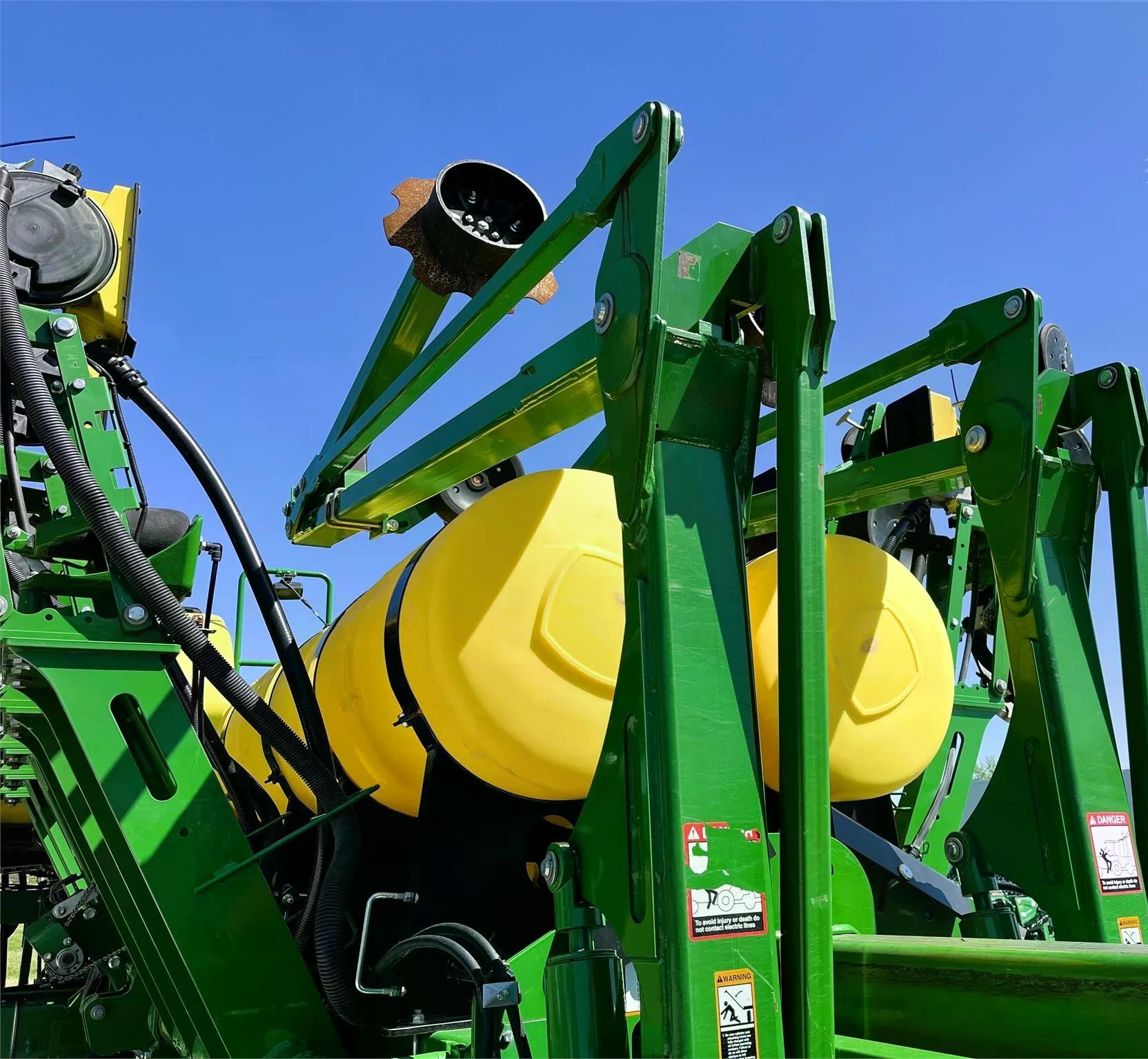 JOHN DEERE 1795 Planter from 2019 - Image 4
