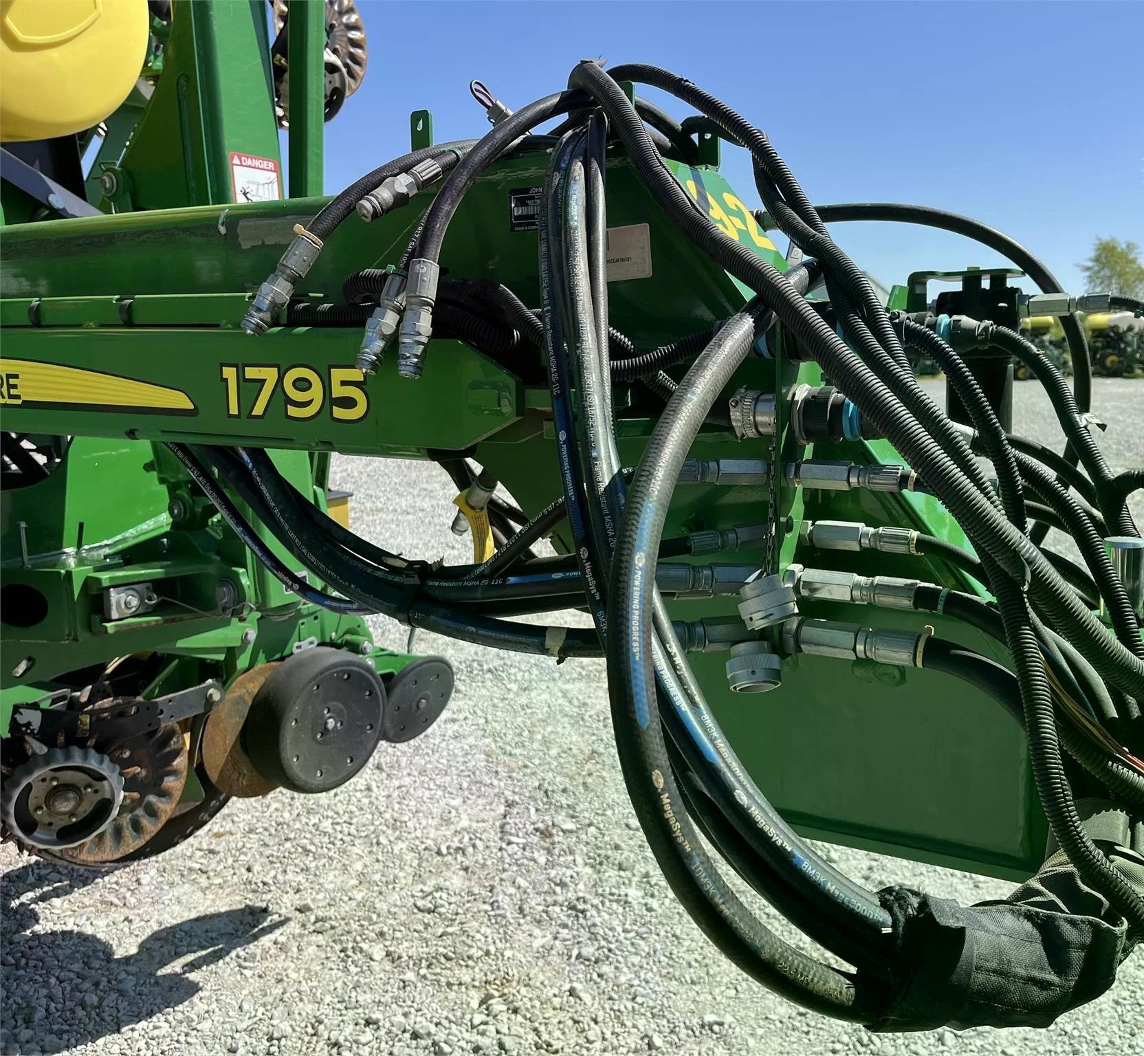 JOHN DEERE 1795 Planter from 2019 - Image 6