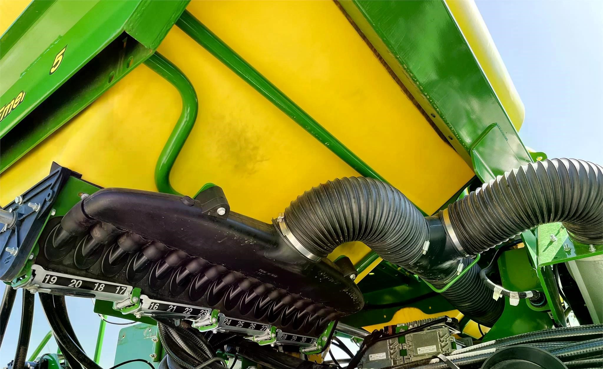 JOHN DEERE 1795 Planter from 2019 - Image 9